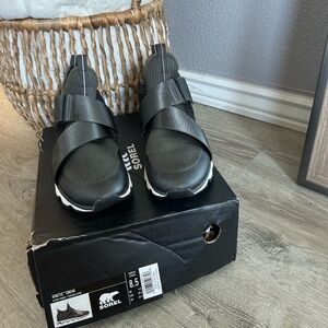 NWOT Sorel Kinetic Sneaker 10